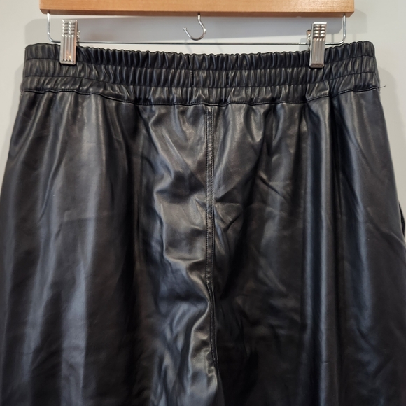 NWT 7 For All Mankind Vegan Faux Leather Tapered Ankle Cargo Pocket Pant Jogger - Picture 5 of 9